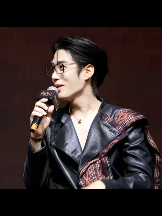 Tle with glasses is so hot 🔥 #เติ้ลเฟิร์สวัน #tlefirstone #tle_mtm #firstone_wnk #fyp #fypシ゚ #foryoupage 