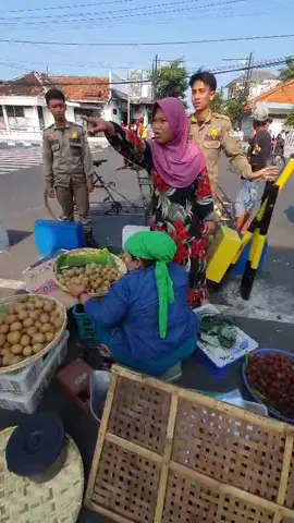 jualan di zebracross dan tidak ada ijin nya area alun” masih merasa benar kami petugaspun dicaci maki dan hinaan, kami masih bersikap humanis  persuasif tapi tetap tegas jika mereka tetap melakukan kembali pelanggaran yang ditentukan kemudian hari , kami akan melakukan tindakan yang sesuai dengan peraturan perundangan yang berlaku#satpolppindonesia #polpphits #yanglagiviral #pasuruan24jam #polpppasuruan #pasuruanjawatimur #fyppppppppppppppppppppppp 