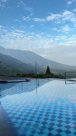 Masyaallah pemandangan di pagi hari😍 #alinsonsunsethill #puncakbogor  #gunungpangrango #fypシ゚viral 