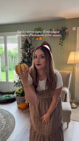 Mon petit plaisir automnal…Une tradition maison que j’ai adoptée il y a quelques années, et qui a tellement plu qu’elle m’a même permis de passer dans divers journaux télévisés 🍁📺😂 Oui, on est en août, mais si tu es comme moi, tu sens déjà venir l’envie de cocooning, de jolies couleurs chaudes et de traditions réconfortantes 🎃✨ 👉 Pourquoi faire un sapin en automne ? 	•	Pour apporter de la chaleur visuelle à la maison dès septembre 	•	Pour créer un moment créatif en famille 	•	Pour se reconnecter à la saison et ralentir un peu… Feuilles séchées, mini-citrouilles, chrysanthèmes, pommes de pin, rubans en tissu… tout est bon pour créer un sapin plein de charme et de souvenirs. 🎥 Le sapin 2025 est en préparation… et je te le montre très bientôt ! ➡️ Tu avais déjà pensé à faire un sapin d’automne ? Dis-moi ce que tu y mettrais ! #maison #automne #trouvaille #trouvailles #trouvailledujour #astuce #decomaison #fyp #sapin #sapindautomne #falltree #falldecor #falldecorating #falldecorideas 