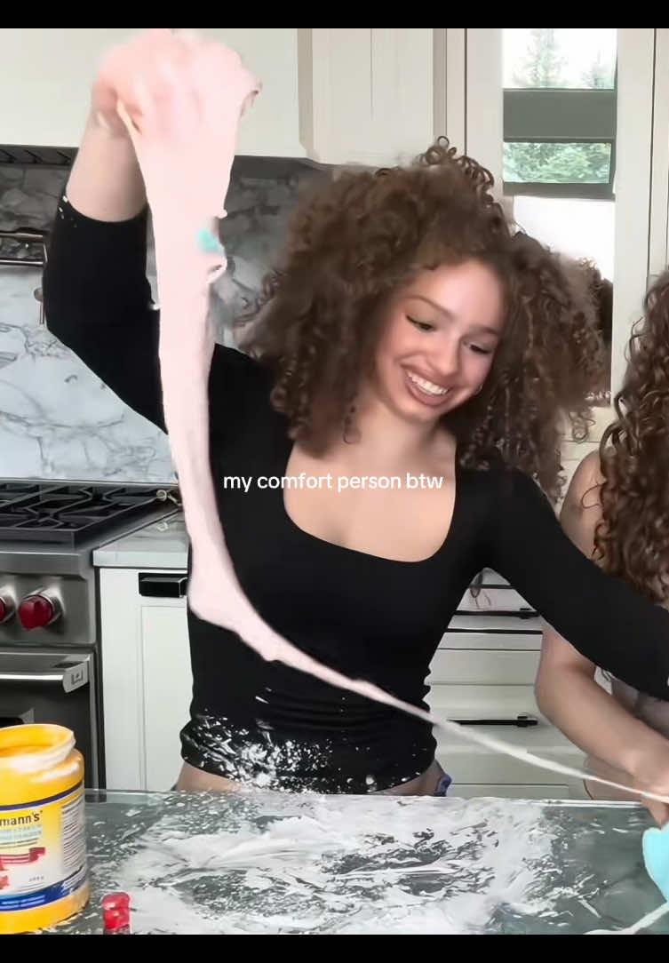 I know it’s not what I usually post but I love her sm and she’s my favorite person on earth  —— tags : #elianakalogeras #elianasstyle #outfitinspo #OOTD #foryou @Eliana Kalogeras 