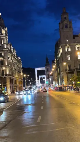 Budapest #hungary  #nightlife #beauty #traveltiktok 
