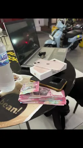 alhamdulillah sold 13 128gb all operator, terimakasih kak🫡 #jualbeliiphone #jualbeliiphonemurah #jualbeliiphonebekas #jualbeliiphonemagetan #jualbeliiphonemadiun #jualbelihp #jualbelihpmurah #fyp #madiun24jam #magetan24jam #ponorogo24jam #ngawi24jam 