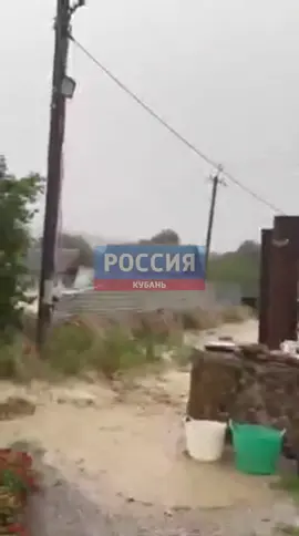 Стихия на Кубани: в Туапсинском районе введен режим ЧС Подтоплены домовладения в Дефановке, Молдавановке, Новомихайловском. В Молдавановке разрушены два автомобильных и один пешеходный мост. 📱@StormSouthRU #стихийныебедствия2025 #дефановка #туапсе #слюбовьюизольгинки #путешествие#жизньнаморе #дороганаморе #ольгинка #наюг #выходные #отдыхнамореольгинка 