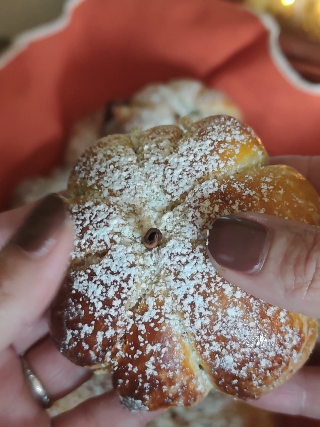 🍂 Punpkin 🍂  Brioches en forme de citrouille 🍂 Ingrédients pour la pâte à brioche: 530g de farine .7g de levure de boulanger instantanée •230ml de lait tiède .1 pincée de sel.75g de beurre mou •1 oeuf.60g de sucre •1c.c d'eau de fleur d'oranger •de la pâte à tartiner •1 jaune d'oeuf 1/ commencer par réaliser des petits tas de pâte à tartiner sur une feuille de papier cuisson puis les congeler 1 heure. 2/ Dans un récipient, verser la farine, la levure, le sucre, l'eau de fleur d'oranger(optionnel). l'oeuf, le lait tiède et le sel. 3/ Pétrir le tout à la main ou au robot. 4/ Ajouter le beurre mou et pétrir jusqu'à obtenir une pâte homogène qui ne colle plus.(5 min environ) 5/ Déposer la pâte dans un récipient propre pour la laisser pousser 40 minutes dans le four chaud et éteint. 6/ Dégazer la pâte puis découper des morceaux de pâte de 70/80g 7/ Former des boules puis creuser le milieu des boules pour insérer une boule de pâte à tartiner congelée. 8/ refermer la pâte puis reformer des boules. 9/ Former les citrouilles avec la ficelle à cuisine sans trop serrer. 10/ Déposer les brioches citrouilles sur une plaque de cuisson. Laisser pousser 1h30. 11/ Badigeonner d'un jaune d'oeuf avant d'Enfourner 12 minutes à 170° Enlever la ficelle délicatement après la cuisson. Saupoudrez de sucre glace accompagné d'un petit bâton de cannelle. #Pumpkin #Citrouille #Brioche #Autumn #Chocolate #Recipe 