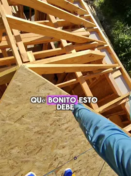 Siempre tratamos de ayudar a los demas no importa que estemos bajo el sol. Fredy ayuda a alguien en un minuto #foryoupage #viralvideo #parati #roofing #construction 