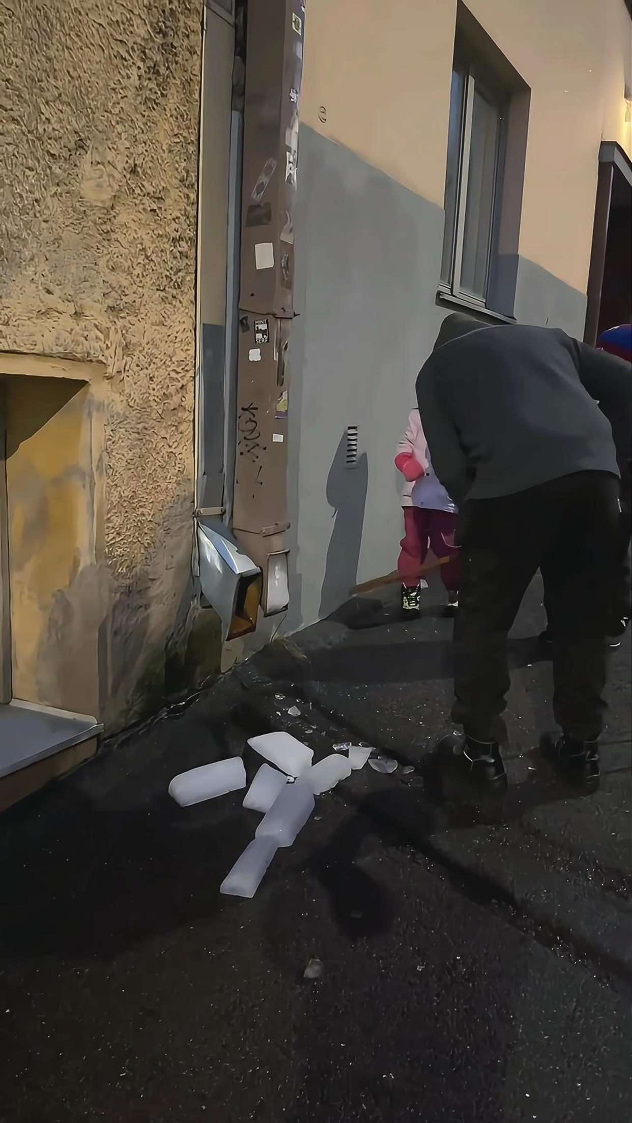 Satisfactory Ice Breaking #asmr #satisfying #ice #fyp #fypシ #oddlysatisfying 