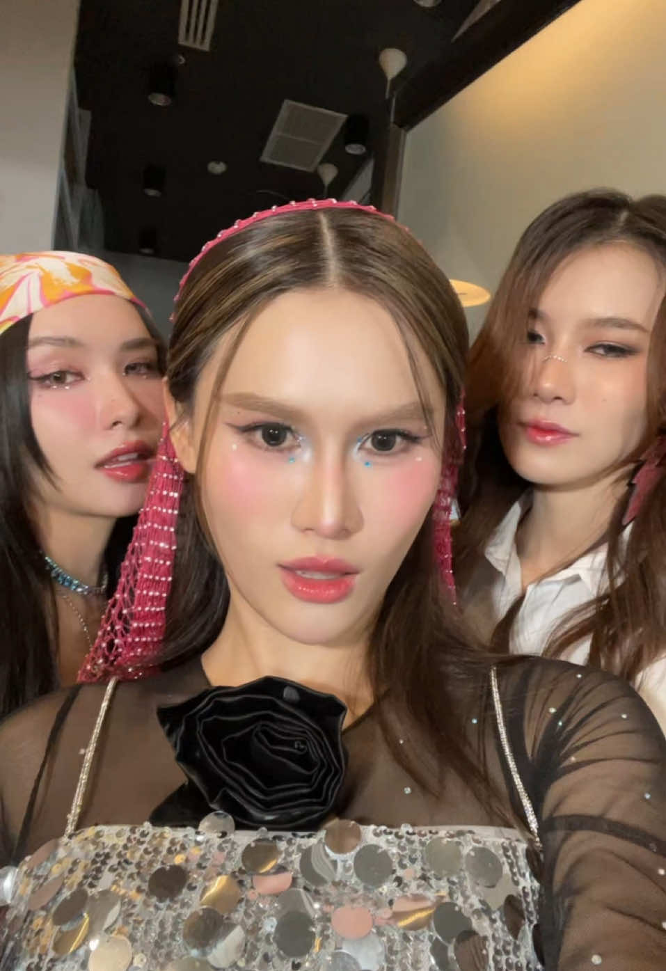 ผมส่งชุด ชุดส่งหน้า น่ารักมั้ยคะ 🤣💖✨ @Lookkaew Kamollak @Anda  #cosmosth #starhunterentertainment #scenehosohappy #makeuptransformation 