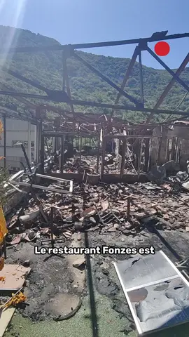 🔥 Incendie à Saint-Guilhem-le-Désert Dans la nuit du 3 août, les restaurants Fonzes et Le Petit Jardin ont été ravagés par les flammes. Une soixantaine de pompiers mobilisés, un bâtiment mitoyen de 300 m² détruit, et des salariés désormais au chômage technique… L’origine du feu reste inconnue.