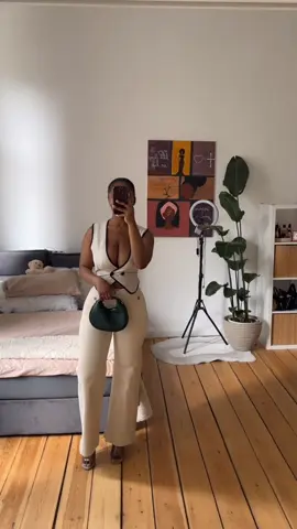 Minimalist but demure 🤝🏾 . . . #blackgirlfashion #blackgirl #blackgirlsrock #melanin#OOTD  #fyp #2025  #blackgirloutfits ##2025outfitIdeasBlackgirl