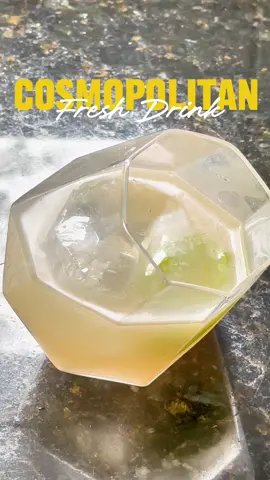 Cosmopolitan mixado na coqueteleira com gelo e casca de um limão Tahiti. 