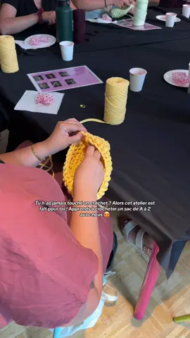 Tu n’as jamais touché un crochet ? Alors cet atelier est fait pour toi ! Apprends à crocheter un sac de A à Z avec nous 😍 Lieu : Lausanne, Suisse 🇨🇭 #activité #lausanne #crochet 