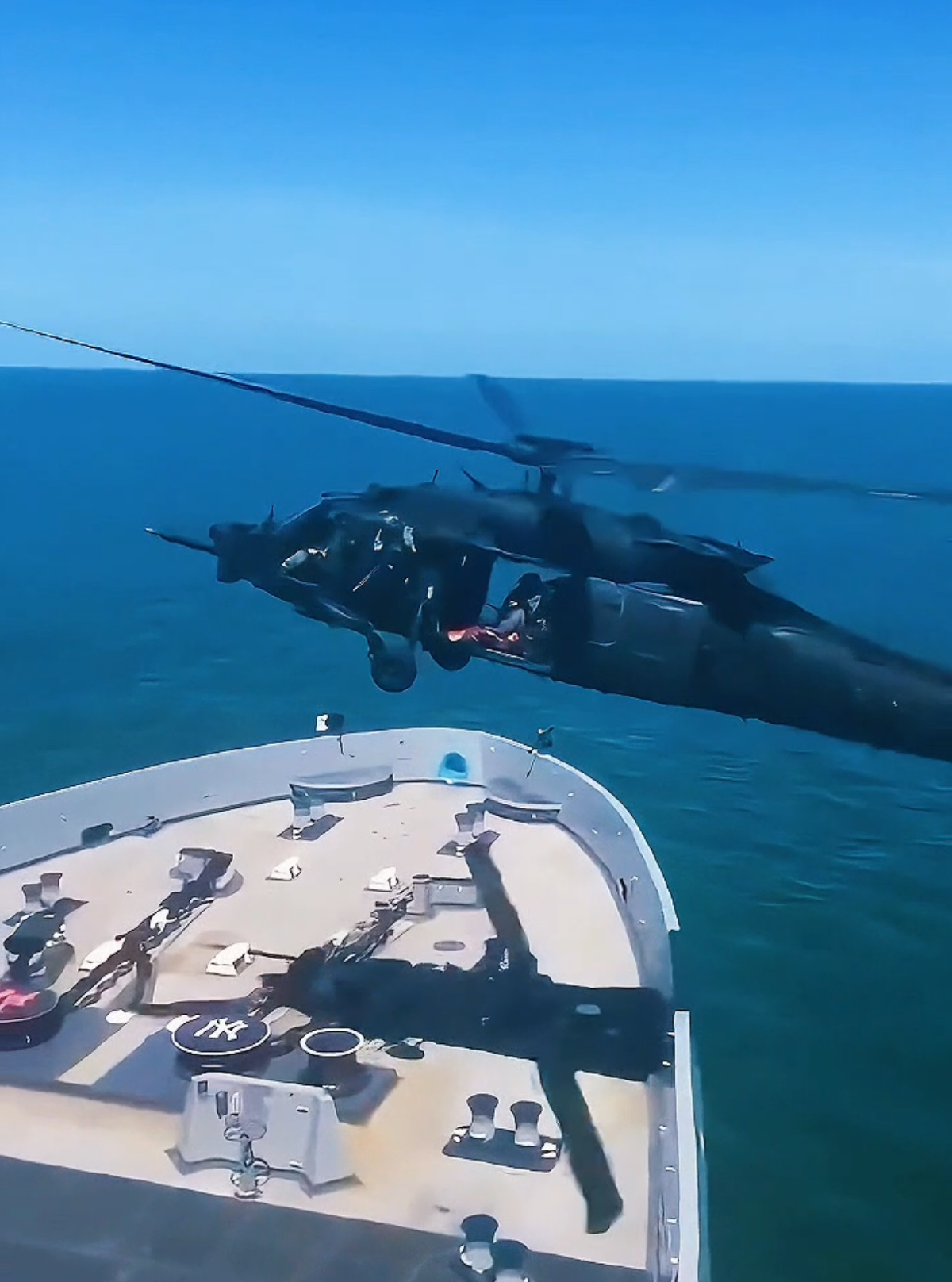 #helicopter #sikorsky #blackhawk #uh60 #navy #navyseal #navyseals #comando #deltaforce #aircraftcarrier 