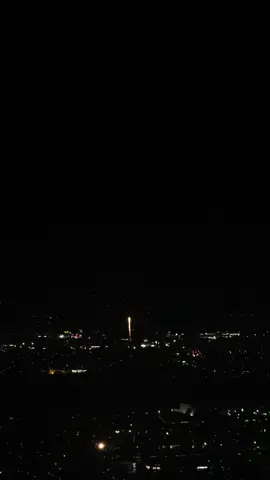 長岡花火がすごすぎる！！ 💥 見どころ花火 正三尺玉（Sho-sanjakudama） 	•	直径約650mの超巨大花火。川岸から見ると圧倒される大迫力！    復興祈願花火「フェニックス」 	•	開花幅約2kmの超ワイドスターマイン。「不死鳥」が空高く舞い、復興への願いを込めて打ち上げられます。曲は「Jupiter」などに合わせた演出も。   その他の感動演出 	•	BGMと共に打ち上がる「故郷はひとつ」、「天地人花火」「米百俵・尺玉100連発」など情緒あふれるプログラムが魅力。   平和への祈りと追悼の瞬間 	•	毎年8月1日22:30には、白一色の「白菊」が打ち上げられ、市内の寺院で鐘が鳴る「慰霊式」。夜空が祈りにつつまれます。  