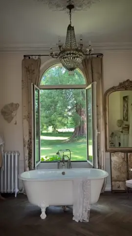 فيلا بالكامل في #فرنسا تكفي ١٠ أشخاص فيها ٦ غرف نوم  و ٦ 🛏️ و ٣ 🛁 وتبعد الفيلا عن البحر ٢٥ دقيقة تم بناؤها عام ١٨٧٨ ومساحتها ٣٠٠ م موجودة في تطبيق airbnb باسم الغابة الحمراء العملاقة 🌳🏰