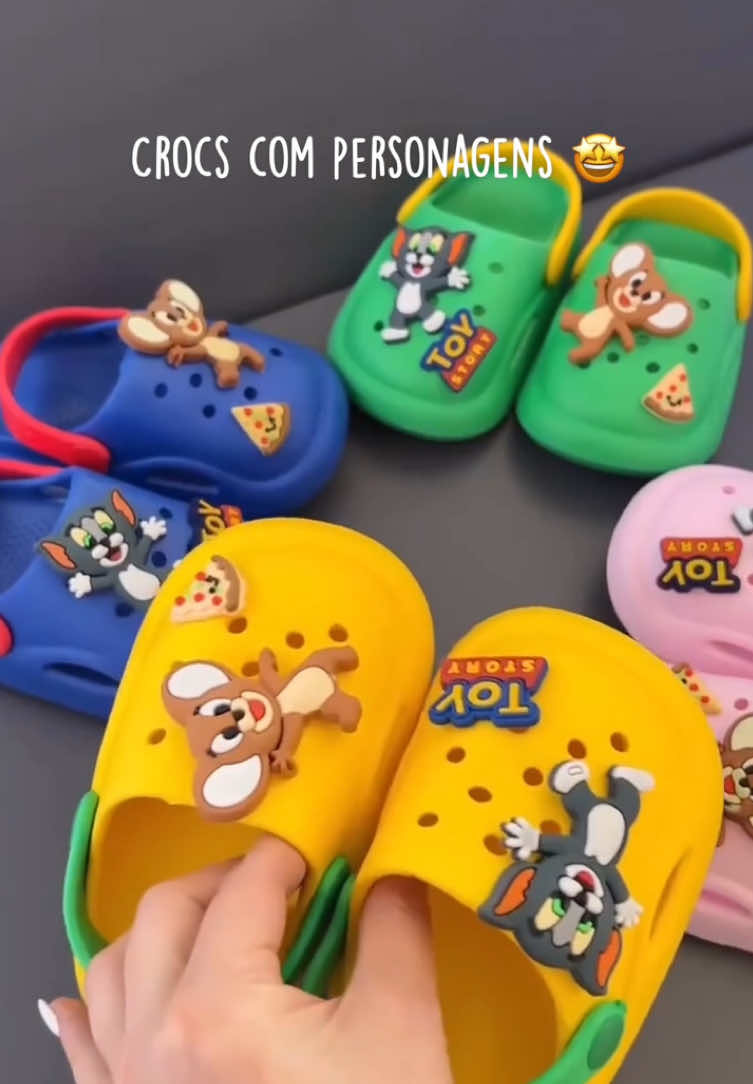 🥿💥 Crocs kids que são puro sucesso! Leves, antiderrapantes e com desenhos animados que a criançada AMA — perfeito pra correr, brincar e não escorregar! 👟 Pé no chão com segurança e estilo divertido 🎉 Crocs que viram sucesso na escola, no parque e em casa Mãe esperta sabe: conforto e proteção é prioridade — e esses crocs entregam tudo isso com sorriso no pé! #CrocsInfantil #PezinhosFelizes #MãeEsperta #AchadinhosShopee #DiversãoEConforto