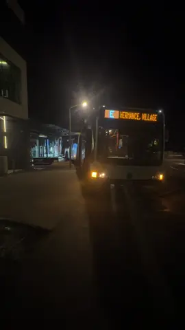 Da derf mer glaubs ned parkiere #jet2holidays #umfall #bus #geneve 