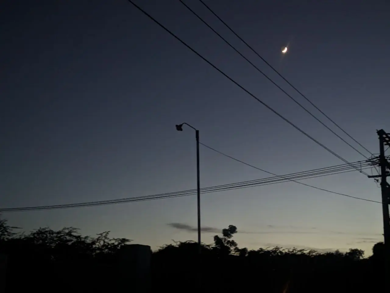 လူတစ်ယောက်ကို မေ့ဖို့ အချိန်ဘယ်လောက်ကြာတတ်သလဲ? အခုတလော ကိုယ့်ကိုယ်ကိုယ် မေးနေမိတဲ့မေးခွန်းပါအချိန်တန်ရင်တော့ နေသားကျသွားမှာပါဆိုတဲ့ စကားတွေ အများကြီးကြားဖူးပေမယ့် တကယ့်လက်တွေ့တွေမှာကျတော့ အဲ့လောက်မလွယ်ဘူးလေ။ သူ့ကိုမချစ်တော့ဘူးလို့ ပြောလိုက်ဖို့လွယ်ပေမယ့် သူ့ကို မေ့သွားပြီဆိုပြီး ဝန်ခံလိုက်ဖို့ကျသိပ်ကိုခက်ခဲတယ်။ တကယ်လဲ မေ့မှမမေ့နိုင်ခဲ့ပဲလေ။တော်တော်များများကို မေးခွန်းတစ်ခုမေးကြည့် သူနဲ့ဝေးသွားတာဘယ်လောက်ကြာပြီလဲလို့ ရက်တွေ လတွေ နှစ်တွေကအစ အတိအကျကို မှတ်မိနေတတ်ကြတာလေ။တကူးတကမှတ်ထားတာမျိုး မဟုတ်ဘူးနော် သူ့အလိုလိုမှတ်မိနေတာမျိုးပေါ့။ပြီးတော့ အစွဲအလမ်းကြီးတာကြောင့်လဲပါတယ် အများကြီး မျှော်လင့်ထားမိတာနဲ့လဲဆိုင်တယ်။ ပြီးတော့ တချို့လူတွေကိုအားကျတယ် ဒီနေ့ပြီး မနက်ဖြန်ဆိုရင် အရာရာအားလုံးကို မေ့ဖျောက်သွားနိုင်တဲ့အထိ တချို့လူတွေကသွေးအေးပြီးတော့ ရက်စက်တယ်လေ မှတ်မိနေတဲ့သူမှာပဲ တစ်နေ့ထက်တစ်နေ့ ဒဏ်ရာတွေပိုရတာ။ မအားအောင်နေဆိုလို့လဲ နေကြည့်ဖူးတာပဲ။အိပ်မပျော်ခင်စပ်ကြားမှာ သူ့အကြောင်းတွေးမိရင် အဲ့ဒီနေ့ရက်တွေက မိုးလင်းတာများတယ်။သူနဲ့ပတ်သက်တာတွေ ဘာမှ မတွေ့ ဘာမှမကြားအောင်နေဆိုလို့လဲနေတာပဲ နှလုံးသားထဲစွဲနေတဲ့ အမှတ်တရတွေကိုကော ဘာဖျက်ဆေးနဲ့ ဖျက်ရသလဲ။ လူတစ်ယောက်ကိုမေ့ဖို့ ဘယ်လောက်ကြာတတ်လဲလို့ မေးမယ်ဆိုရင်တော့ ကိုယ်ဘယ်လောက်ထိ ချစ်ခဲ့မိတာဆိုတဲ့အရာနဲ့ဆိုင်တယ်။ပြီးတော့သူ့အတွက် ဘယ်လောက်ထိပေးဆပ်ခဲ့တာဆိုတဲ့ အနာတရတွေနဲ့လဲဆိုင်တယ် ပြီးတော့ ဘယ်လောက်မျှော်လင့်ခဲ့မိသလဲဆိုတဲ့ ကိုယ့်စိတ်နဲ့လဲဆိုင်တယ်။ နှစ်တွေကြာသွားရုံနဲ့ သက်သာသွားတာမဟုတ်ပဲ တချို့ဒဏ်ရာတွေ ဝိုင်လိုပဲနှစ်ချို့သွားမှ ပြင်းပြင်းရှရှနဲ့ကို ယစ်မူးစေတာမျိုးပါ။ #ကျေးကို  #fypシ 