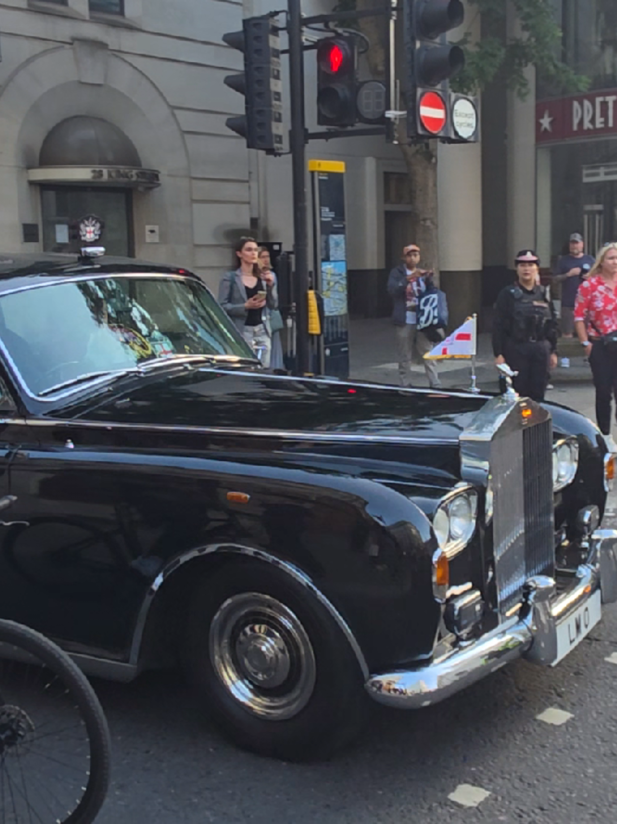 Rushing the lord mayor of the city of london in to the state banquet when president Macron visited.  #lordmayor #cityoflondon #london #fyp #youtubers #onemanstravles 