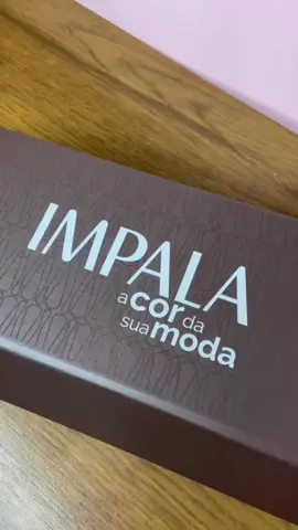 Sabe aquele esmalte que não larga da sua unha e ainda tem cor mara? 💅✨ O Kit 10 Esmaltes IMPALA A Cor Da Sua Moda – Coleção 6 chegou pra fazer match perfeito com o seu estilo! 🎨🔥 Cores que brilham, duram e te deixam pronta pra arrasar em qualquer rolê. 💖🚀 Vem ser fashion, vem ser você! #EsmalteQueDura #ImpalaLançamento #UnhasFashion #CoresDaModa #ArrasaSempre