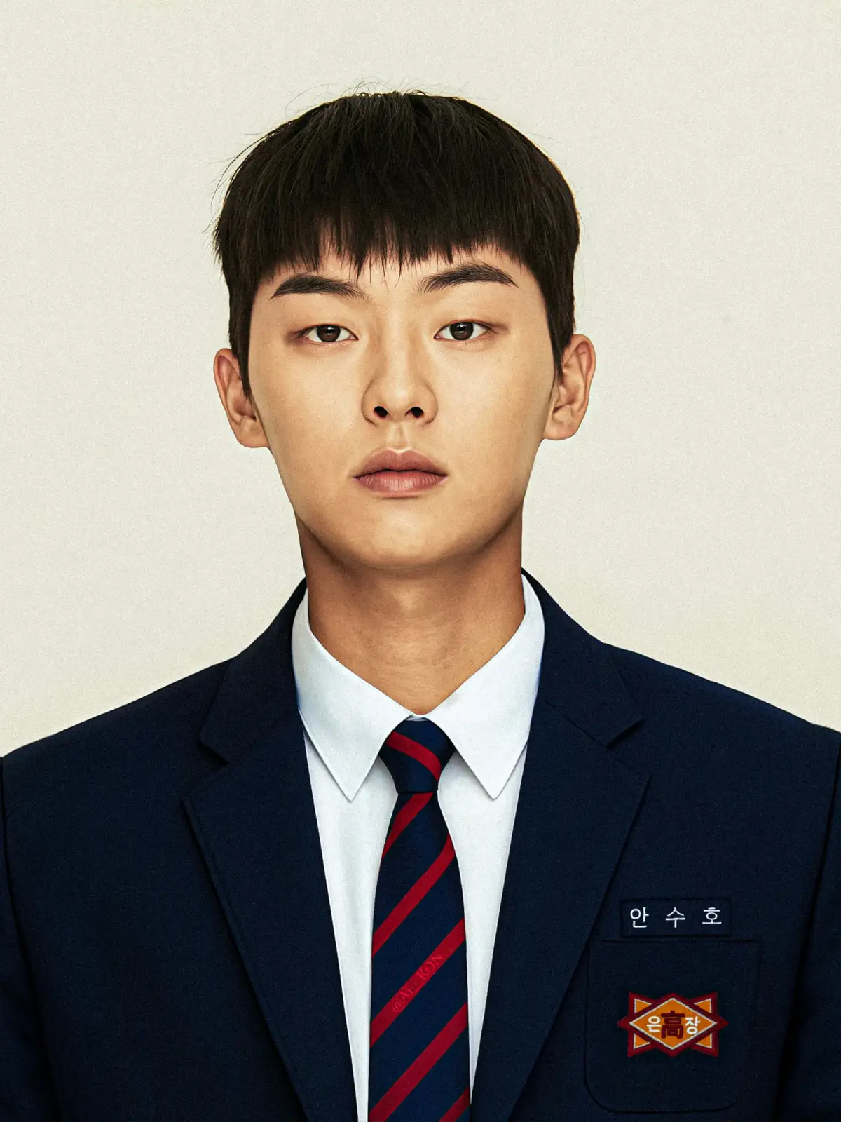 In another universe… what if Ahn Suho walked into Eunjang like nothing happened? He stood beside them, not behind. Ahn Suho at Eunjang: bowl cut clean, hair up mean. #WeakHeroClass1 #약한영웅 #안수호 #ChoiHyunwook #최현욱 Weak Hero