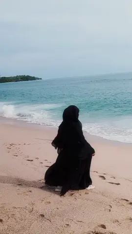 Bukankah akan lebih indah jika abaya hitam ku ini menyatu dengan jubah hitam mu juga?🫠🤏 #ukhtybercadar  #arabicmusic #arabictiktok  #pyppppppppppppppppppp 