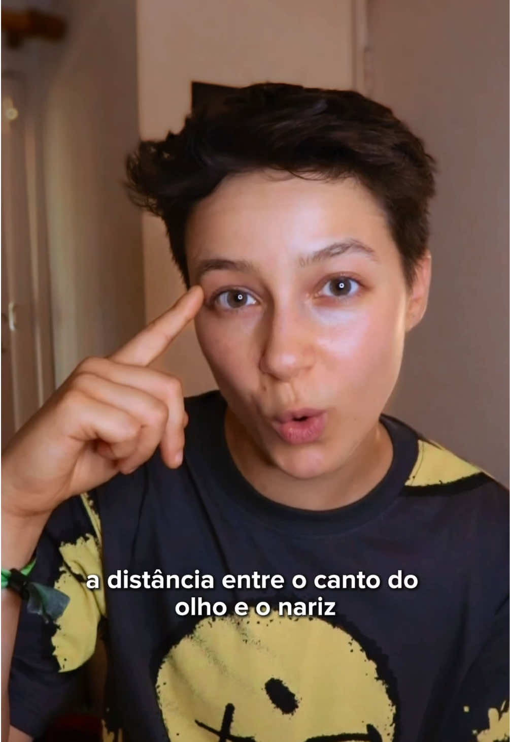 Mas, afinal, como é que o teu telemóvel (celular 🇧🇷) reconhece a tua cara? 🤔 O reconhecimento facial usa ferramentas matemáticas para transformar o teu rosto num conjunto de pontos que é tão único como uma impressão digital.  A distância entre o canto do olho e o nariz, o ângulo do maxilar, a curvatura das sobrancelhas… tudo isso são relações matemáticas que ajudam a confirmar se és tu. Mesmo que estejas a usar óculos ou a fazer caretas, os padrões geométricos mantêm-se, e é isso que o modelo aprende a reconhecer!  Chamam-lhe reconhecimento facial, mas é basicamente um triângulo amoroso entre o teu nariz e os dois olhos 👁️👃👁️ #matematica #informatica #inteligenciaartificial #ia #ai #humor #ciencia