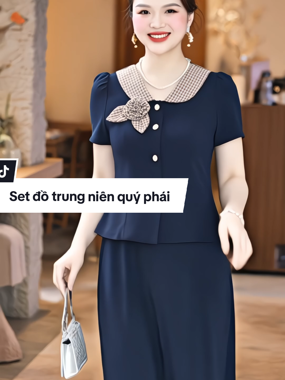 Set đầm trung niên quý phái sang trọng dành cho Mẹ, cho Bà. Set gồm áo cổ sen phối nơ cách điệu kèm chân váy dáng dài #setdotrungnien #setvayaotrungnien #macdepmoingay #thoitrangnu #xuhuong #saonguyen99 