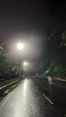 Gombel after rain #gombel #gombelsemarang #semarangstory #semarangtiktok #semaranghujan #semarangvibes #semaranghits #mentahanvideo #semarang24jam #semarang #kotasemarang #sadvibes #sadstory #galaubrutal🥀 #semarangpride #fyp #xyzbca