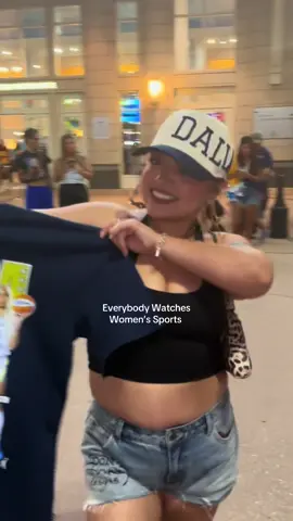 I’ve officially unlocked a new level of gay auntie 🥴  I loveeeeeeeeeeeee the #WNBA #dallaswings #datenight #wlwcouple #paigebueckers #sydneycolson #indianafever @WNBA @Dallas Wings @Paige Bueckers @sydcolson 