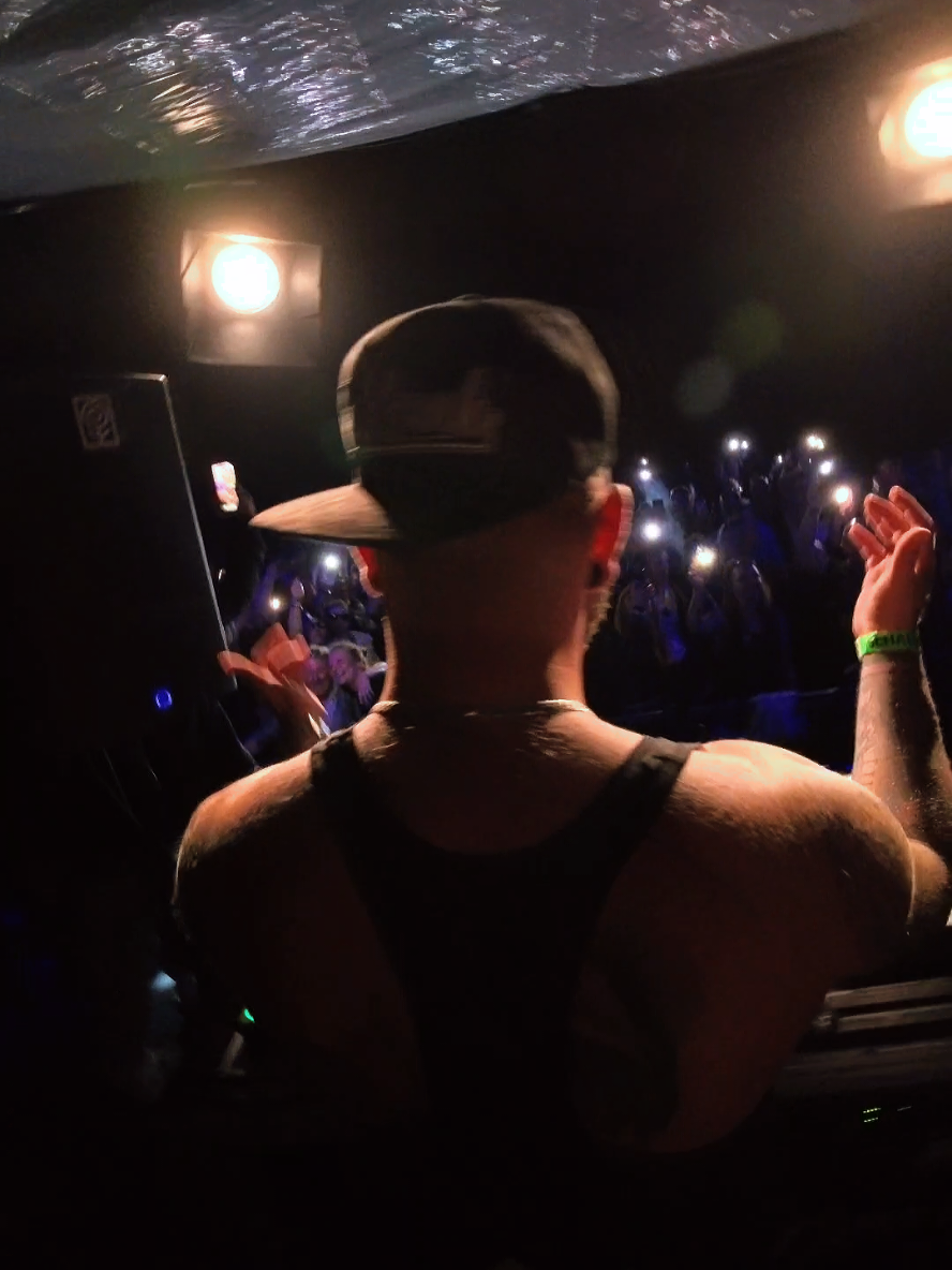 Ich bin immernoch sprachlos was da gestern in Erfurt zum @fantasy_beach_festival los war 🫶🏽 Die Stage war einfach bis zum Anschlag voll und die die crowd hat bis zum Schluss einfach alles gegeben ❤️ Das war echt eins der geilsten Events dieses Jahr 💥 #CapCut #tekk #tekkno #hardtechno #kopfundhörer #techno #meloton 
