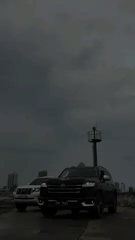 Stormy roads, steady ride. The king doesn't chase it arrives. 🖤💨 #LC300 #ColomboCruise #PowerInBlack #fyp #srilanka#trending #fyp #viral #onemillionaudition #portcity #landcruiser @vinuka.devin 