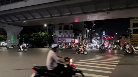 Có người hỏi tôi… Năm tháng đó người ấy có gì mà thương nhiều đến vậy…? Tôi trả lời… Người ấy thật sự chẳng có gì cả, chỉ có được trái tim của tôi thôi… @Hà Nội Về Đêm ❤️ #langthanghanoi #hanoivedem❤️ #nhachaymoingay #xuhuong2025 
