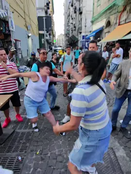 Tensione e litigi a Napoli di fronte alla Polizia #polizia #napoli #litigio 
