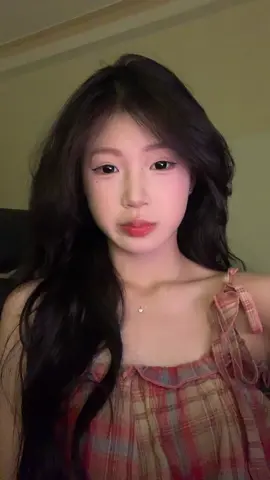 “Người vô tình vẽ hoa, vẽ lá! Tôi đa tình nghĩ đấy là cả mùa xuân”#viral #fyp #tuelinh🎀 #xuhuong 