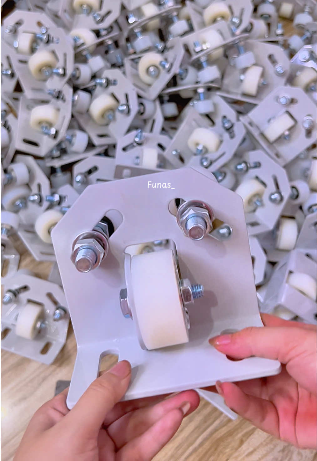 Con lăn ray hộp dẫn hướng cho thang tời hàng tải trọng nhẹ.#banhxerayhop #toihang #banhxedanhuongfunas #thangtoihangfunas #cokhichetao #cokhithongminh #funas_viet_nam #viral #xh #xuhuong #xuhuong2025 #LearnOnTikTok #shopphukienfunas #jyp 