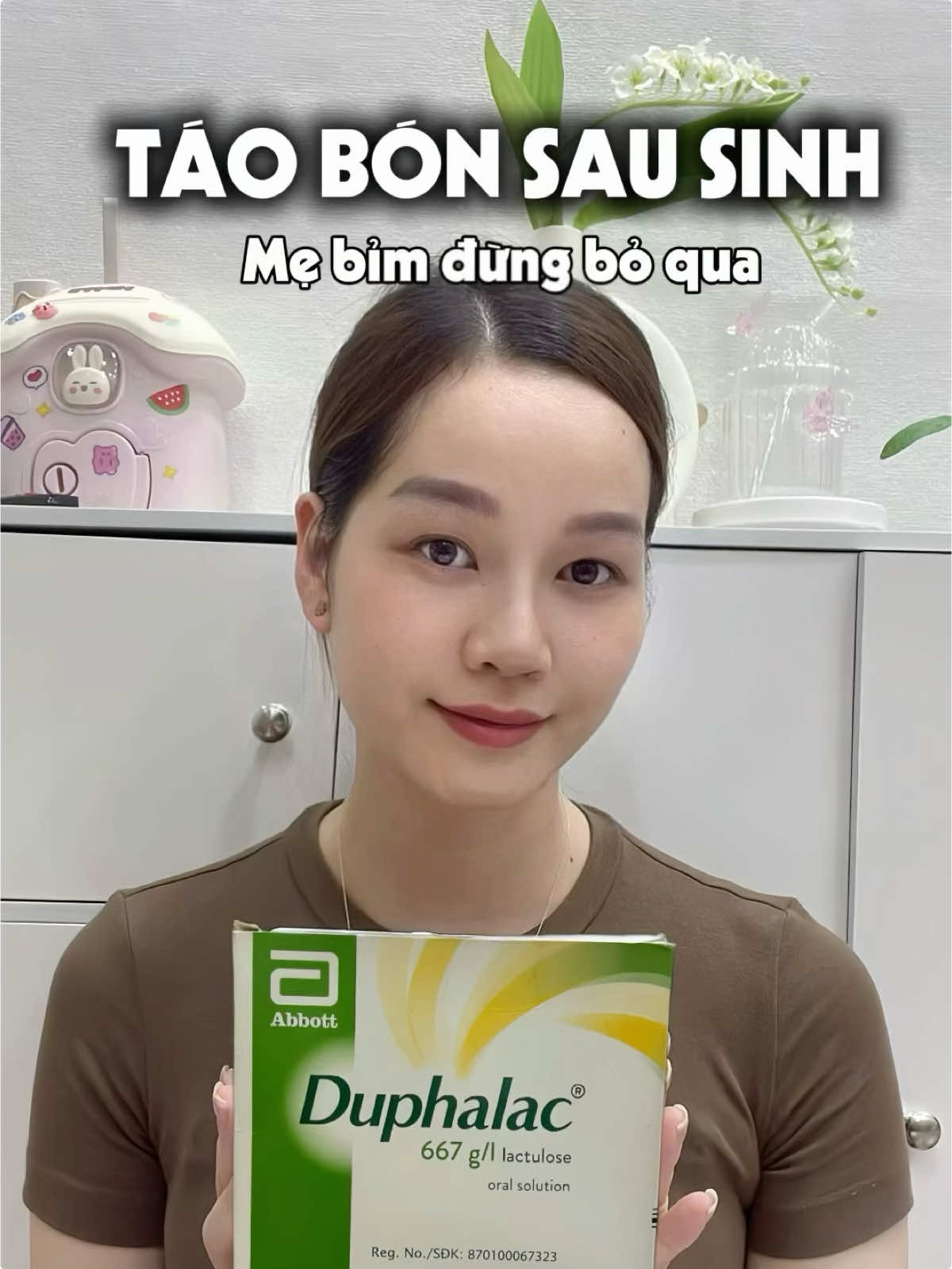 Trả lời @an trần Tác dụng chính của Duphalux: Giúp nhuận tràng, giảm táo bón: Hoạt chất Lactulose trong Duphalux giúp làm mềm phân, kích thích nhu động ruột, hỗ trợ đi ngoài dễ dàng hon. V Hỗ trợ hệ tiêu hóa khỏe mạnh: Tạo môi trường thuận lợi cho lợi khuẩn đường ruột phát triển, cân bằng hệ vi sinh đường ruột. Giảm táo bón lâu ngày ở trẻ nhỏ, mẹ bầu, người già: Đặc biệt an toàn vì không gây kích ứng nhồ trợ hiệu trị b các đấn tưệng nhay gản): Giúp giảm hấp thu amoniac trong ruột, hỗ trợ chức năng gan. Lưu ý: Hiệu quả tùy thuộc vào cơ địa mỗi người. Cần uống đủ nước và bổ sung chất xơ để hỗ trợ tốt hơn. Nếu táo bón kéo dài hoặc có bệnh lý khác, nên tham khảo ý kiến bác sĩ nha #methochiase  #duphalac  #nhuantrang  #giamtaobon  #taobonsausinh 