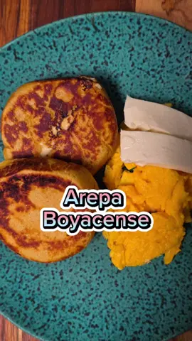 Comenta con 🇨🇴 si también eres team #Arepaboyacense 🤤 • La arepa boyacense para nosotros es la mejor de Colombia, la proporción de relleno y masa es perfecta y nosotros descubrimos que con Quesito @Alpina 🐮  es llevarla a otro nivel, este es un desayuno perfecto para tomarlo con un buen chocolate. @CocinemosJuntosCol l •   🇨🇴Ingredientes  - Harina de maíz amarillo - ⁠Harina de trigo - ⁠Mantequilla Alpina - ⁠Panela - ⁠Sal - ⁠Quesito Alpina  - ⁠Leche  - ⁠Queso campesino Alpina - ⁠Azúcar  - ⁠Huevos  • #thekitchenbrothers #RecetasColombianas #QuesitoAlpina #Alpina #AlpinaMejorImposible #CreadoConAlpina #publicidad