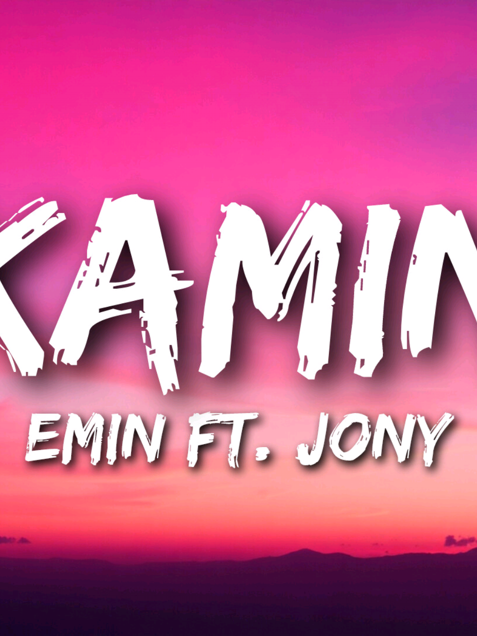 Emin - Kamin (lyrics) ft. Jony lyrics V kamine v shest' utra Fotografiya tvoya Goryat vospominaniya O tebe U kamina v shest' utra Razbitaya dusha I vse tvoi obeshchaniya Pustota V kamine v shest' utra Fotografiya tvoya Goryat vospominaniya O tebe U kamina v shest' utra Razbitaya dusha I vse tvoi obeshchaniya Pustota V kamine v shest' utra Tvoy mayak podaril mne bol' Ustal ya zhit', vse obidy taya Ukhodi, za soboy zakroy Skol'ko by ya ni prosil Nu ty zhe znala Chto menya teryala Ya bosikom po steklam Begal tak upryamo Yesli by ne tvoy milyy golosok Ya by upal, sdelav posledniy vzdokh I zvezdy mirno padali Kak budto dlya menya Ya kazhdyy raz zagadyval Tebya ne poteryat' No bol'she ne mogu Ya prosto muchayu sebya Teper' ty bol'she ne moya V kamine v shest' utra Fotografiya tvoya Goryat vospominaniya O tebe U kamina v shest' utra Razbitaya dusha I vse tvoi obeshchaniya Pustota V kamine v shest' utra Fotografiya tvoya Goryat vospominaniya O tebe U kamina v shest' utra Razbitaya dusha I vse tvoi obeshchaniya Pustota V kamine v shest' utra (Pustota, pustota) (Pustota, pustota) #emin #jony #kamin #lyrics #7cloudspop 