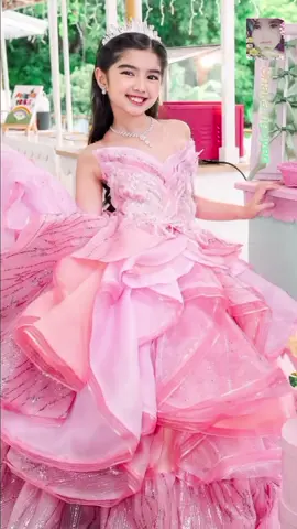 Baby gril model bikbik is so cute and adorable and  Hawaiian 👗outfit is so beautiful!!!!! 🥀👸💕💚🥰 💃💓😘 #fashion#model #beautiful#kiss#cutebaby#lovely#💓 #catwalkchallenge#👗 #💃#👸#🌸#🥰 🥰 (a)