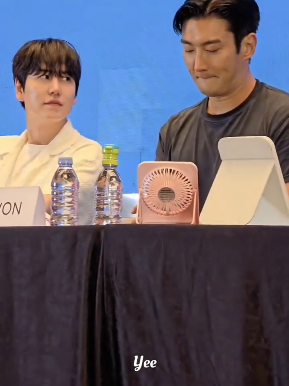 Vẻ mặt mới bị la hay gì @최시원 • Siwon Choi #wonkyu #siwonchoi #kyuhuyn so cute 🐧🐎