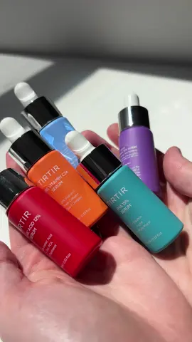 🎯 Can’t commit to one serum? TIRTIR said: why not FIVE? 👀👇 🚨 NEW OBSESSION: TIRTIR 5 Actives Power Serums Kit 🥵 Niacinamide 20% for pore game 💧 SOS Serum for instant hydration 🔥 Azelaic Acid 12% clears breakouts FAST ✨ Vitamin C24 = glow up unlocked 🌱 PHA 15% gently smooths skin (no harsh peeling!!) 💡 Mini sizes = try before you invest. 🌀 Rotate depending on what your skin needs today. 📦 Basically a skincare wardrobe in one cute kit. @TIRTIR Inc.  #TIRTIRSerums #SkincareTok #GlassSkin #NiacinamideGlow #SkincareUnboxing #serumsquad 