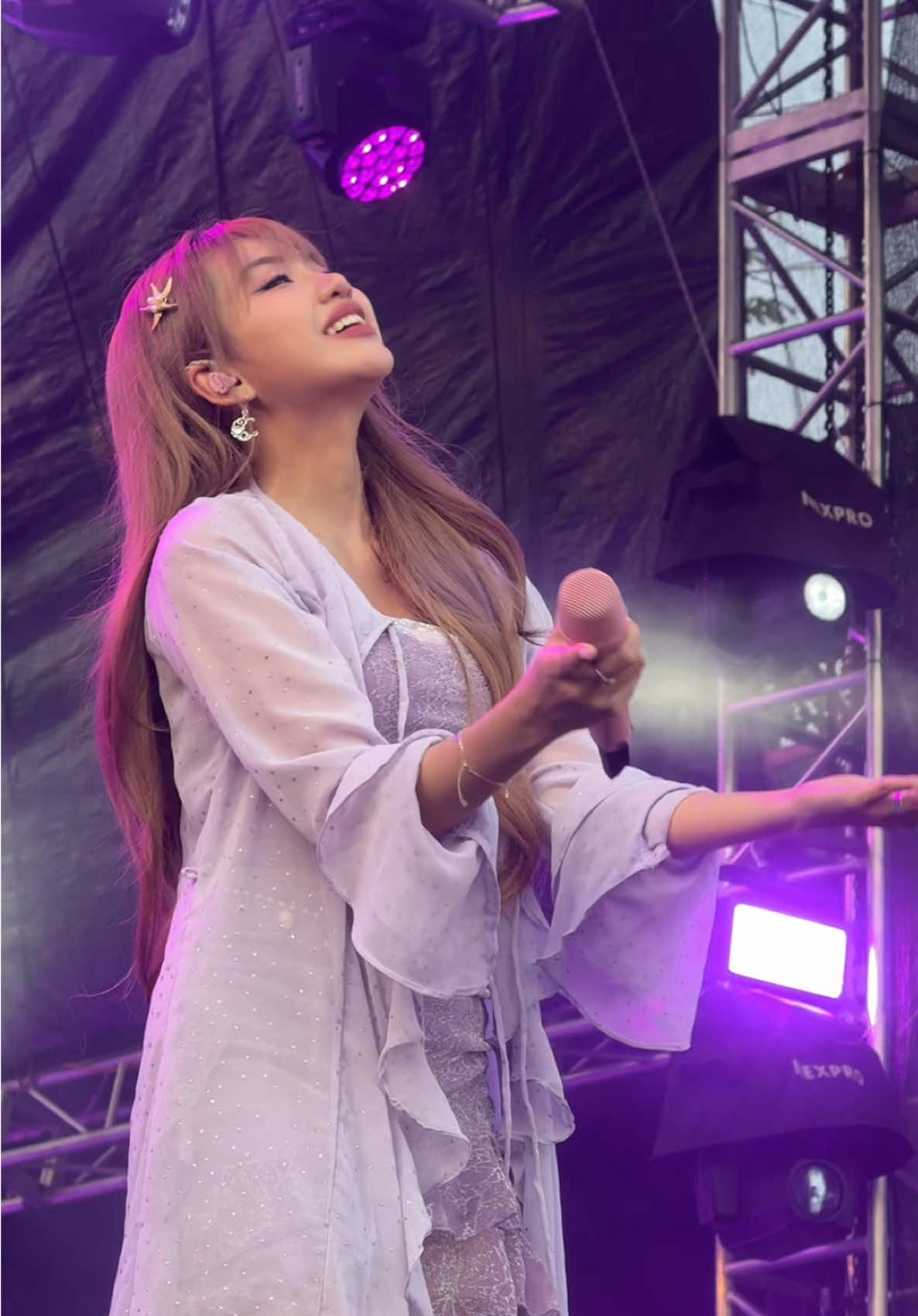 kemarin memberanikan diri menyanyikan lagu ini dengan niat memperkenalkan “Melangitkanmu” ke teman-teman yang belum pernah mendengarkannya. ternyata banyak yang justru ikut bernyanyi. dari aku dan segenap lubuk hati terdalamku, terima kasih. nyanyianmu itu sangat amat berarti. semoga hatimu merasakan haru yang sama 🫶🏻