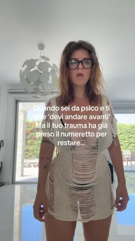 Quando sei da psico e ti dice ‘devi andare avanti’ Ma il tuo trauma ha già preso il numeretto per restare…