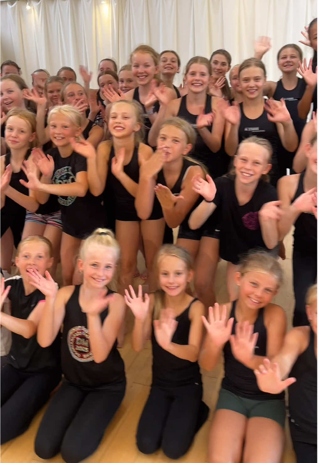 Så er vi tilbage på danseskolen, og vi starter ud med 3 forskellige sommercamps. I dag har vi skudt gang i Disco Elite Camp 🩷✨  Husk sæsonstart d. 28 august, vi glæder os rigtig meget. Indtil da håber vi at se jer de næste dage på én af de 3 camps #alstudios #sommercamp #disco #discodance 