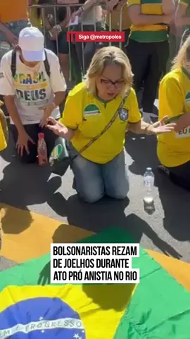 Manifestantes a favor do ex presidente #Bolsonaro e pro anistia estão nas ruas de Copacabana, na zona sul do Rio de Janeiro, neste domingo (3/8).  Durante a manifestação, os apoiadores rezaram e ajoelharam na avenida. O ato em apoio ao ex-presidente Jair Bolsonaro começou por volta de 11h. A estação de metrô do Cantagalo ficou lotada de bolsonaristas, que se dirigiam ao ato. #tiktoknotícias 📹 Aline Massuca / Metrópoles
