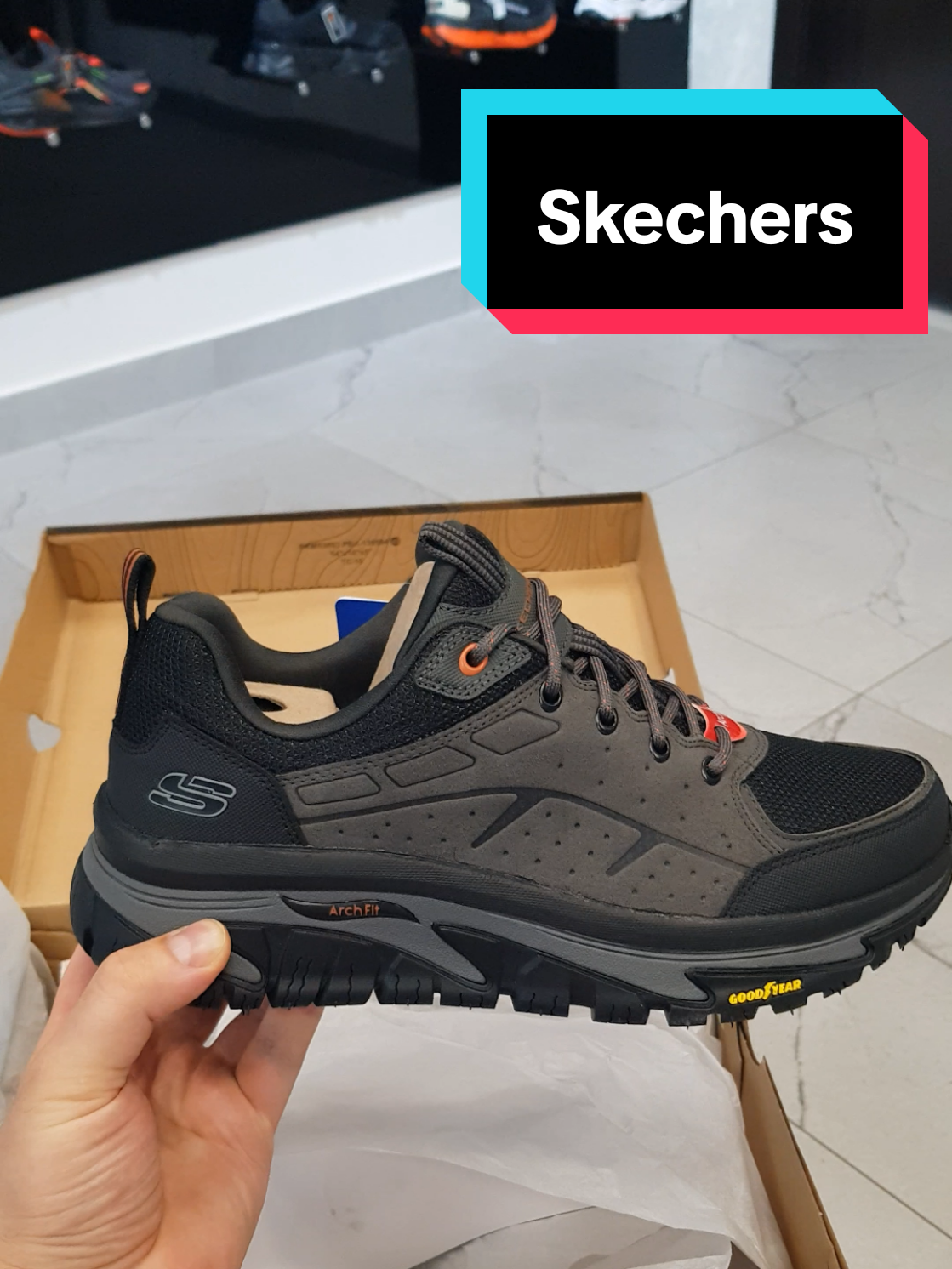 Осінні кросівки від бренду Skechers, з різноманітними технологіями для зручного щоденного використання. #themall #skechers #осіннікросівки #кросівкивінниця 