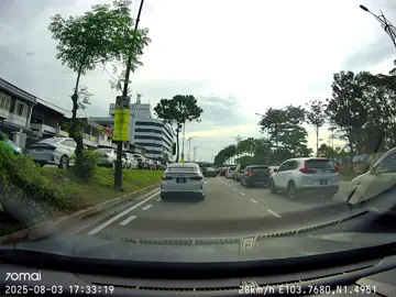Taman Sentosa Jalan Bakar Batu- Makluman Rakaman Dashcam Saya ingin memaklumkan bahawa saya mempunyai rakaman dashcam yang mungkin boleh membantu pemandu kereta Axia dan Wira yang terlibat dalam kemalangan. Kejadian berlaku pada 3 Ogos 2025, jam 5.33 petang, di Jalan Bakar Batu, Taman Sentosa. Dalam rakaman saya, terdapat sebuah kereta Honda City berwarna putih yang menunjukkan corak pemanduan yang mencurigakan. Kereta tersebut: 	1.	Telah melanggar pembahagi jalan (road divider), 	2.	Kemudian melanggar sebuah kereta Axia berwarna hijau, dan 	3.	Seterusnya melanggar kereta Wira yang sedang diletakkan di kawasan rumput/lereng jalan. 或许可以帮助事故中 Axia 和Wira 车主。 事故发生在 2025 年 8 月 3 日下午 5 点 33 分，地点位于圣淘沙花园的 Jalan Bakar Batu。 在我的记录中，有一辆白色City 的驾驶轨迹异常。该车： 1. 撞上了道路隔离带； 2. 然后撞上了一辆绿色 Axia 车辆； 3. 然后撞上了一辆停在路边草地/斜坡上的 Wira 。