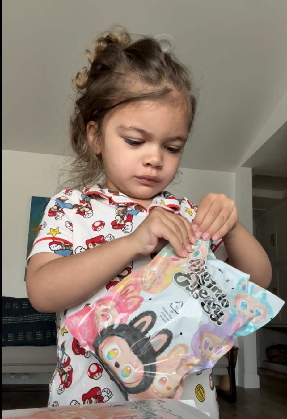Toddler crashes out over labubu🫣#fyp #labubu #trending #fentysuperbrandday #funny #toddlersoftiktok #unboxing @POP MART US 