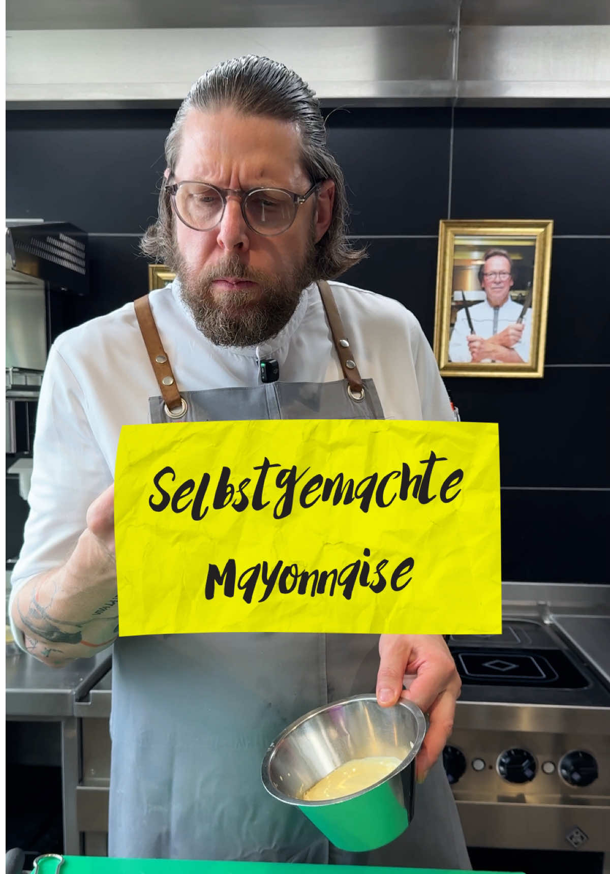 Selbstgemacht schmeckt eigentlich immer am besten… Wie ihr auch Mayonnaise ganz schnell und einfach selbst hinbekommt, zeigt euch Philipp heute 🍟 Ihr braucht: Eigelb Dijon Senf Öl Salz Pfeffer Sherry Essig Essiggurkenwasser